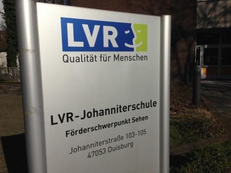 LVR-Schul-Schild mit Adresse an der Johanniterstraße